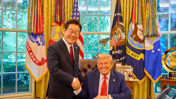 이재명 대통령이 25일 미국 워싱턴DC 백악관 오벌오피스에서 열린 한미 정상회담뒤 도널드 트럼프 미국 대통령과 악수하며 미소짓고 있다. 연합뉴스
