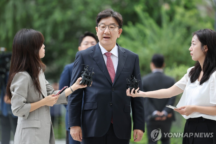 (서울=연합뉴스) 임화영 기자 = 통일교 청탁 의혹을 받는 국민의힘 권성동 의원이 27일 서울 종로구 KT광화문빌딩에 마련된 김건희 여사 관련 의혹을 수사하는 민중기 특별검사팀 사무실에 피의자 신분으로 출석, 취재진 질문에 답하고 있다.     권 의원은 2021~2024년 통일교 전 세계본부장 윤모 씨(구속기소)로부터 통일교 행사 지원 등을 요청받으며 불법 정치자금 1억원을 수수한 혐의(정치자금법 위반)를 받는다. 2025.8.27 hwayoung7@yna.co.kr 연합뉴스
