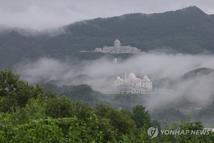 (가평=연합뉴스) 임병식 기자 = 김건희 여사의 각종 의혹들을 수사하는 민중기 특별검사팀이 통일교 시설과 관계자를 대상으로 압수수색에 나선 18일 오전 경기도 가평군 통일교 본부에 비구름이 걸려 있다. 2025.7.18 andphotodo@yna.co.kr 연합뉴스