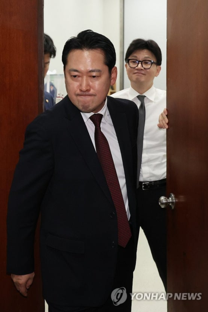 (서울=연합뉴스) 박동주 기자 = 국민의힘 한동훈 대표가 11일 오후 서울 여의도 국회 당대표실에서 장동혁 의원이 나가는 사이 미소를 짓고 있다. 2024.12.11 