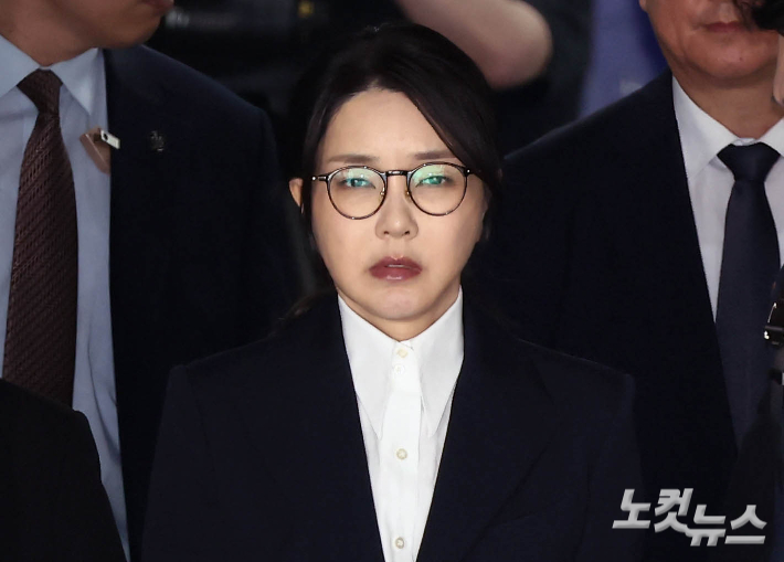 김건희 '소환 못한' 검찰, '법정 세운' 특검…뭐가 달랐나