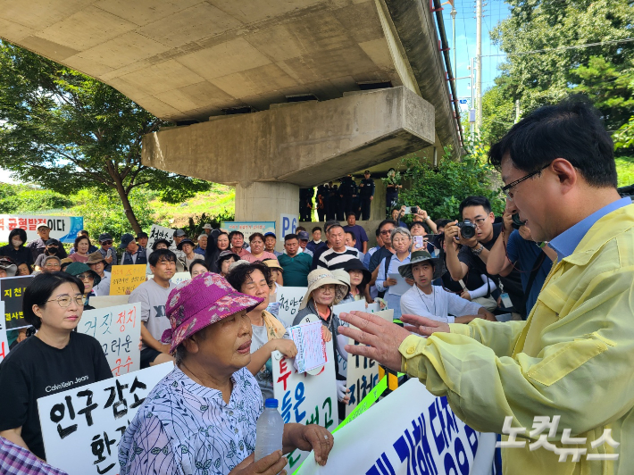 29일 충남 청양 지천댐 후보지를 찾은 김성환 환경부 장관이 지천댐 반대 주민과 대화를 나누고 있다. 김정남 기자