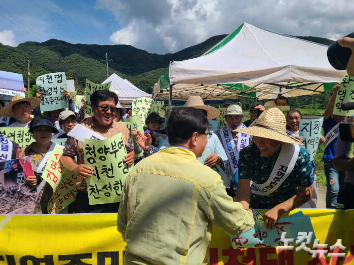 29일 충남 청양 지천댐 후보지를 찾은 김성환 환경부 장관이 지천댐 찬성 주민들과 인사를 나누고 있다. 김정남 기자