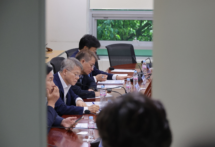 '국민주권 검찰 정상화 특별위원회' 위원장인 더불어민주당 민형배 의원이 20일 서울 여의도 국회 의원회관에서 열린 검찰개혁 관련 당정협의회에 참석해 있다. 연합뉴스