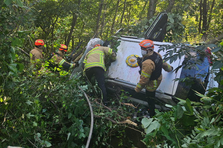 전날 오후 5시 7분쯤 전북 완주군 고산면의 한 도로에서 택시가 방범용 폐쇄회로(CC)TV가 설치된 기둥을 들이받고 전도돼 택시에 타고 있던 A(60대)가 숨지고, 운전자를 포함한 동승자 3명이 중상을 입고 병원에 옮겨졌다. 전북소방본부 제공  