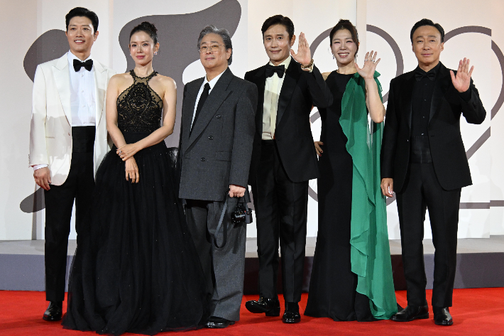 기립박수만 9분 '어쩔수가없다'…박찬욱 풍자극 '베니스' 달궜다