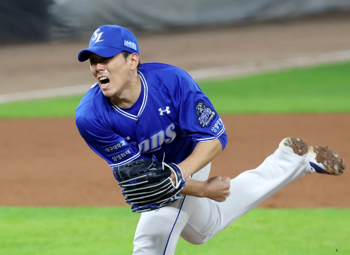 지난해 10월 28일 광주 기아챔피언스필드에서 열린 2024 신한 SOL뱅크 KBO 포스트시즌 한국시리즈 5차전 삼성 라이온즈와 KIA 타이거즈의 경기. 삼성 김재윤이 8회말에 투구하고 있다. 연합뉴스