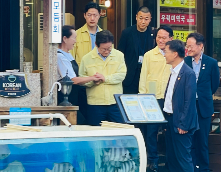 30일 오후 강릉 경포해변을 찾은 이재명 대통령이 상인들을 만나 제한급수에 따른 물 부족으로 인한 불편사항 등을 청취하고 노고를 격려했다. 독자 제공