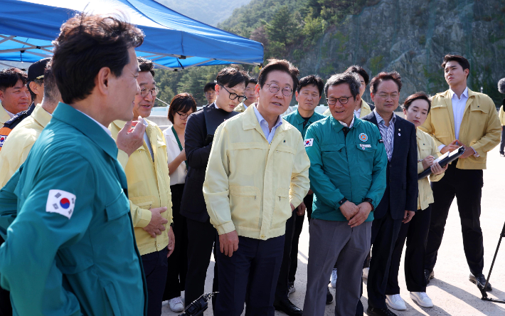 이재명 대통령이 30일 강원 강릉시 성산면 오봉저수지를 방문해 가뭄 대응 상황을 점검하고 있다. 연합뉴스
