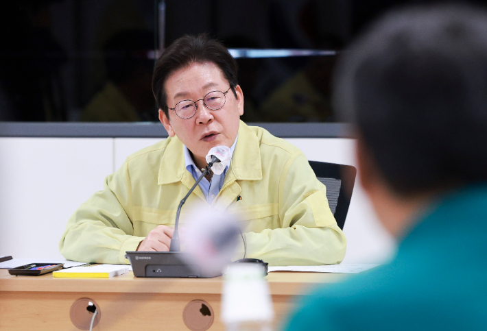 이재명 대통령이 30일 강원 강릉시청 재난안전상황실에서 열린 가뭄 대책 회의에서 발언하고 있다. 연합뉴스