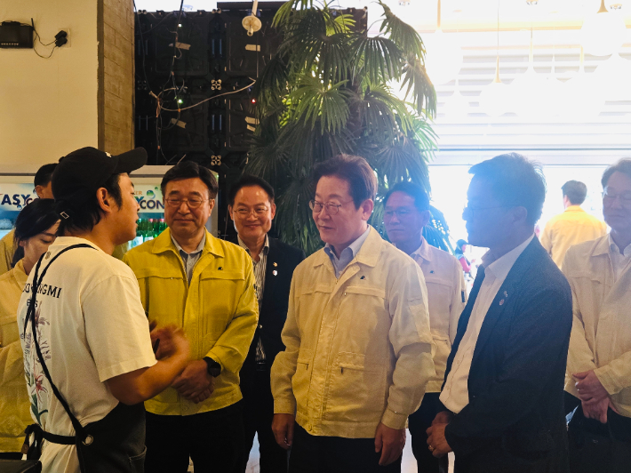 지난 30일 오후 경포해변을 찾은 이재명 대통령이 상인들을 만나 제한급수에 따른 물 부족으로 인한 불편사항 등을 청취하고 노고를 격려했다. 독자 제공