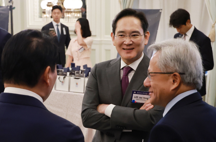 이재용 삼성전자 회장과 최태원 대한상공회의소 회장 겸 SK그룹 회장이 25일(현지시간) 미국 워싱턴DC 윌라드 호텔에서 열린 한미 비즈니스 라운드 테이블 리셉션에서 젠슨 황 엔비디아 최고경영자(CEO)와 대화하고 있다. 연합뉴스