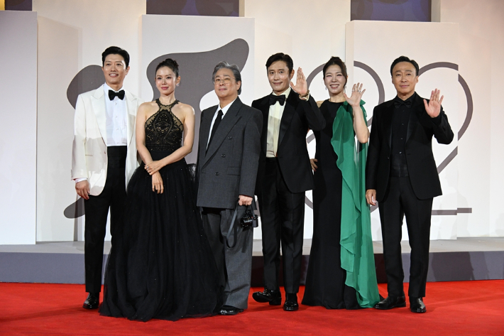 제82회 베니스국제영화제 경쟁 부문에 초청된 '어쩔수가없다'의 배우 박희순, 손예진, 박찬욱 감독, 이병헌, 염혜란, 이성민. CJ ENM 제공