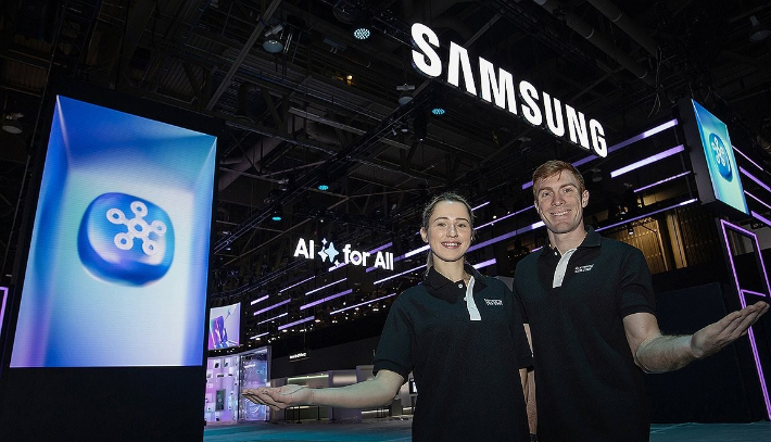 삼성전자 모델이 CES 2025가 열리는 미국 라스베이거스 컨벤션 센터에서 삼성전자 전시관을 소개하고 있다. 연합뉴스