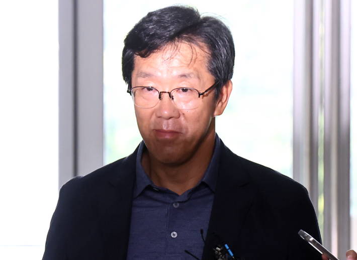 황유성 전 국군방첩사령관(중장)이 참고인 조사를 받기 위해 30일 서울 서초구 이명현 순직해병 특별검사팀 사무실로 출석하고 있다. 연합뉴스