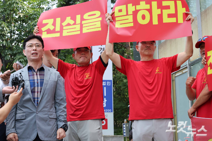 임성근 전 해병대 1사단장이 해병대예비역연대 회원들의 항의를 뒤로한 채 입장을 밝히고 있다. 박종민 기자