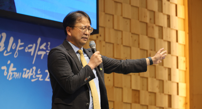 김민철목사(태화교회 담임목사)가 학생들의 위해 축도를 하고있다. 십대들의 둥지 제공
