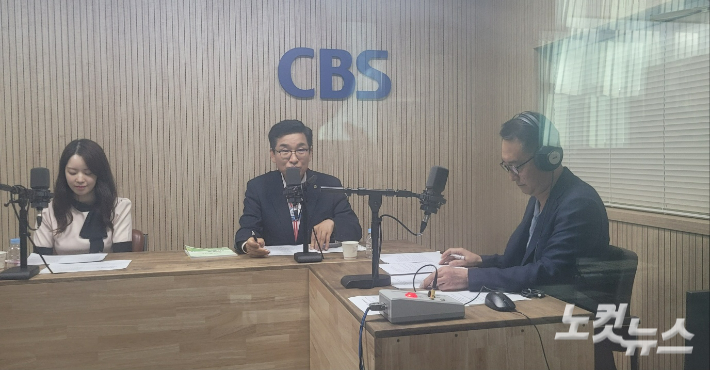 왼쪽부터 김은지 리포터, 윤건영 충북교육감, 김종현 앵커. 충북CBS