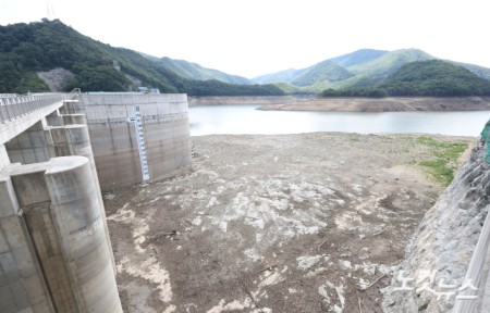 최악의 가뭄에 시달리는 강원 강릉시의 생활용수 87%를 공급하는 오봉저수지의 저수율이 15% 아래로 떨어진 가운데 31일 강원 강릉시 오봉저수지 일대 하천의 바닥이 드러나 있다.행정안전부는 30일 오후 7시를 기해 강릉 일원에 재난사태를 선포했다. 가뭄 같은 자연재난으로 인해 재난사태 지역이 선포된 것은 이번이 사상 처음이다.