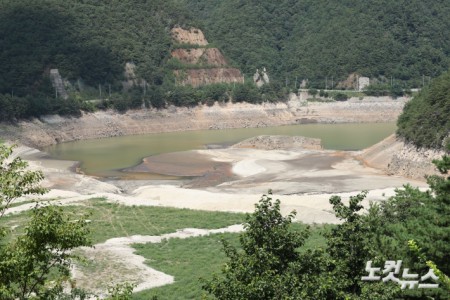 최악의 가뭄에 시달리는 강원 강릉시의 생활용수 87%를 공급하는 오봉저수지의 저수율이 15% 아래로 떨어진 가운데 31일 강원 강릉시 오봉저수지 일대 하천의 바닥이 드러나 있다.행정안전부는 30일 오후 7시를 기해 강릉 일원에 재난사태를 선포했다. 가뭄 같은 자연재난으로 인해 재난사태 지역이 선포된 것은 이번이 사상 처음이다.