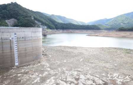 최악의 가뭄에 시달리는 강원 강릉시의 생활용수 87%를 공급하는 오봉저수지의 저수율이 15% 아래로 떨어진 가운데 31일 강원 강릉시 오봉저수지 일대 하천의 바닥이 드러나 있다.행정안전부는 30일 오후 7시를 기해 강릉 일원에 재난사태를 선포했다. 가뭄 같은 자연재난으로 인해 재난사태 지역이 선포된 것은 이번이 사상 처음이다.