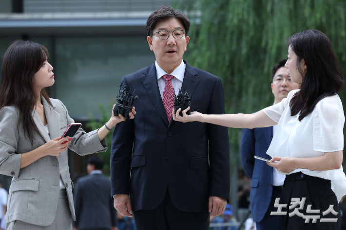 통일교로부터 불법 정치자금을 수수한 의혹을 받는 권성동 국민의힘 의원이 27일 오전 서울 종로구 KT광화문빌딩에 마련된 김건희 특검팀(특별검사 민중기) 사무실에 피의자 신분으로 조사를 받기 위해 출석하고 있다. 류영주 기자