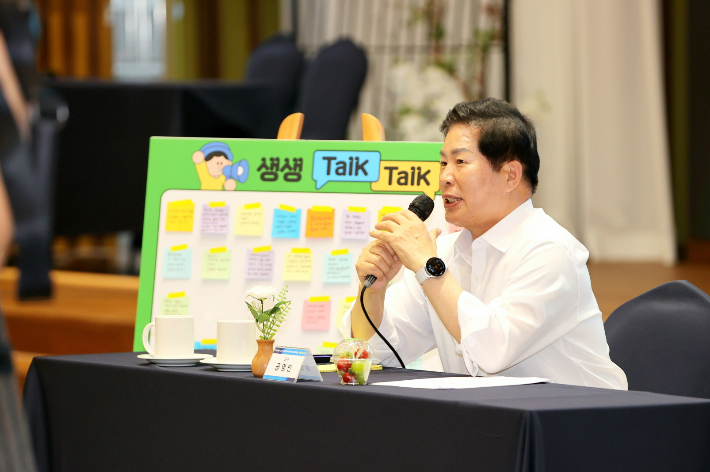 공영민 군수가 '청렴 페스타'에서 발언하고 있다. 고흥군 제공