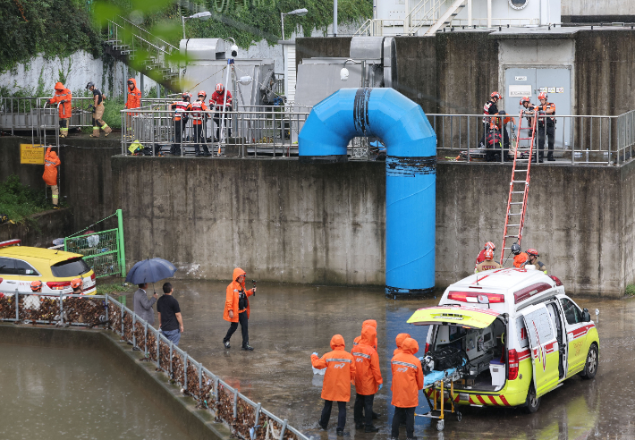 지난달 25일 서울 강서구 염창동 맨홀에서 작업자 한 명이 내부로 휩쓸려 가는 사고가 발생, 관계자들이 가양빗물펌프장에서 구조 작업을 하는 모습. 연합뉴스