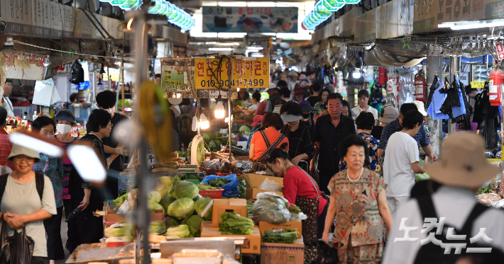 서울 동대문구 경동시장이 장을 보는 시민들로 북적이고 있다. 류영주 기자