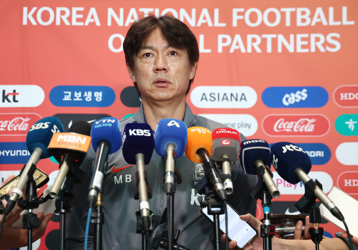 인터뷰하는 홍명보 감독. 연합뉴스