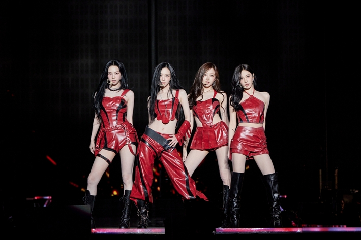 에스파는 신곡 '리치맨' 무대를 최초 공개하는 한편, 메가 히트곡 '넥스트 레벨' '슈퍼노바' 등의 무대를 선보였다. SM엔터테인먼트 제공