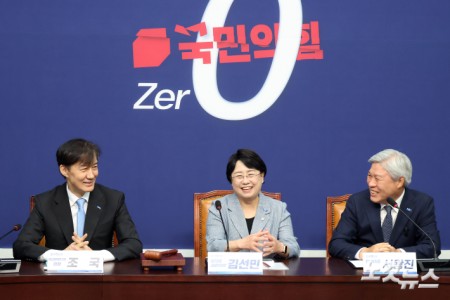 조국혁신당 조국 혁신정책연구원장과 김선민 당대표 권한대행, 서왕진 원내대표가 1일 서울 여의도 국회에서 열린 최고위원회의에서 환하게 웃고 있다.
