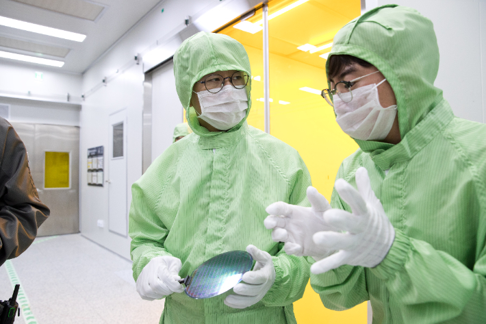 배경훈 과학기술정보통신부 장관(왼쪽)이 지난달 13일 서울 관악구 서울대학교 반도체공동연구소를 방문해 주요 연구시설을 둘러보고 있다. 과학기술정보통신부 제공