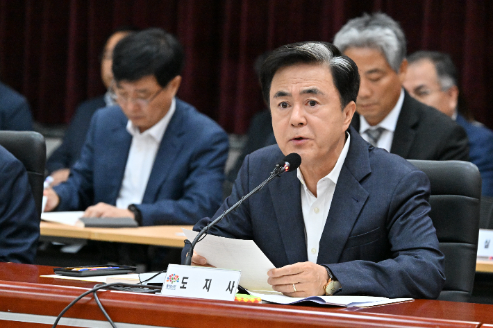 김태흠 충남지사가 1일 도청에서 열린 내년도 주요 정책 추진계획 보고회에 앞서 지천댐과 관련해 발언하고 있다. 충남도 제공