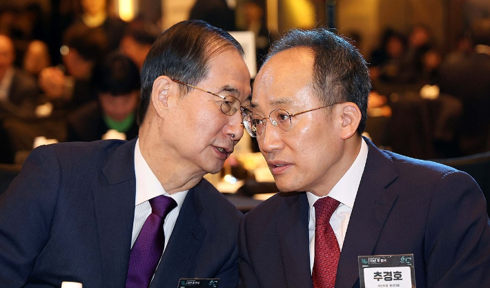 한덕수 전 국무총리(왼쪽)와 국민의힘 추경호 전 원내대표. 연합뉴스