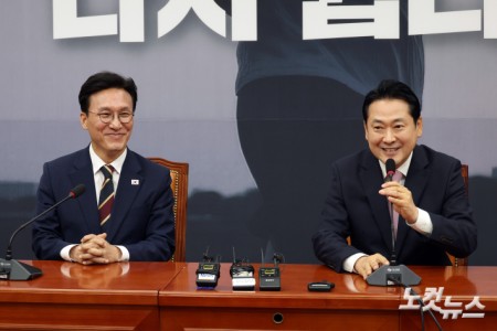 밝은 표정의 김민석 국무총리-장동혁 대표