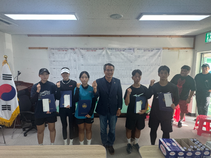 한국실업소프트테니스연맹 최익원 회장이 중고연맹 추계 대회에 출전한 유망주들에게 장학금을 전달한 뒤 기념 촬영한 모습. 연맹 