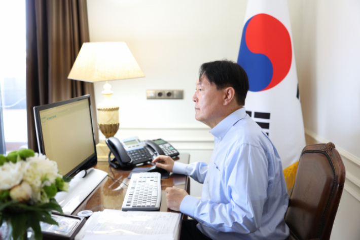 지난 2022년 7월 3일 당시 북대서양조약기구(NATO) 정상회의에 참석했던 윤석열 전 대통령이 스페인 마드리드 시내에 위치한 호텔에서 컴퓨터로 자료를 검토하는 사진. 연합뉴스