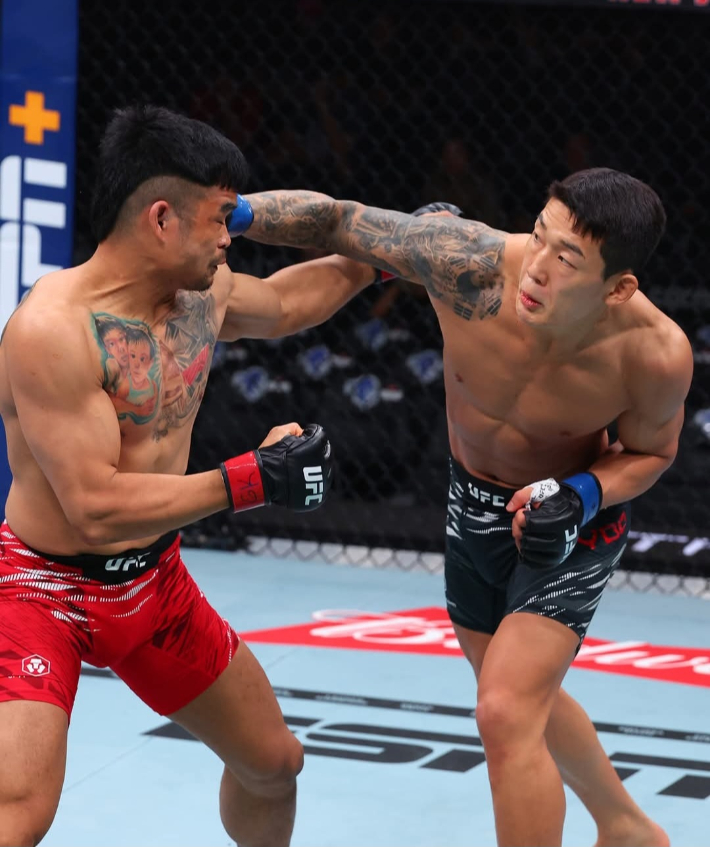 지난 6월 8일(한국시간) 유주상(사진 오른쪽)이 제카 사라기와 경기를 벌이고 있다. UFC SNS 캡처