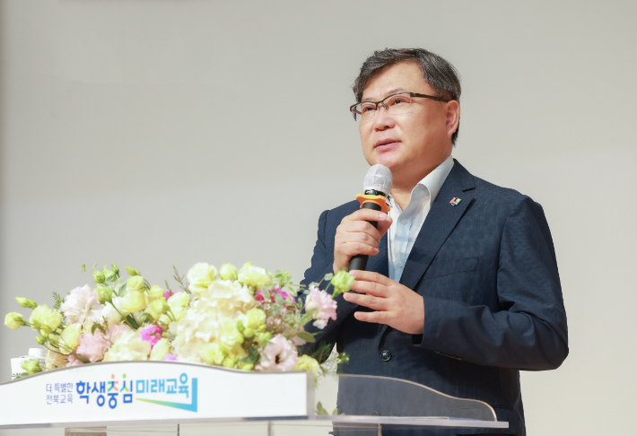 유정기 전북교육감 권한대행이 1일 직원조회에서 발언하고 있다. 전북교육청 제공