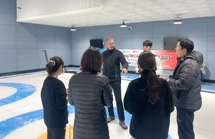컬링국제심판 강습회 실습 사진. 국민체육진흥공단 