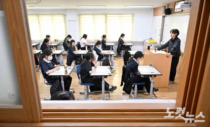 2026학년도 대학수학능력시험 6월 모의평가 시행일인 4일 서울 영등포구 여의도여자고등학교에서 학생들이 시험 준비를 하고 있다. 사진공동취재단