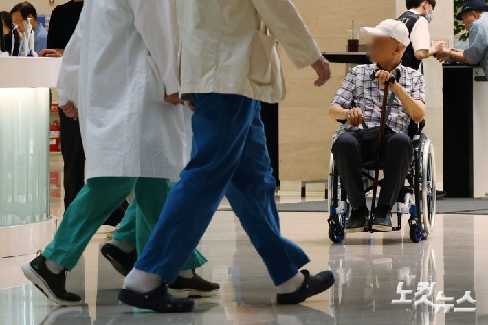 지난해 2월 의과대학 증원 정책에 반발해 병원을 떠났던 전공의들이 수련병원에 복귀한 1일 서울 시내의 한 대학병원에 의료진들이 이동하고 있다.