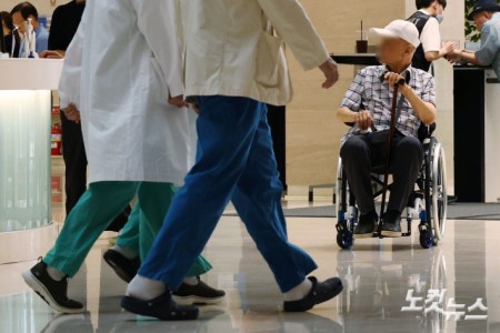 지난해 2월 의과대학 증원 정책에 반발해 병원을 떠났던 전공의들이 수련병원에 복귀한 1일 서울 시내의 한 대학병원에 의료진들이 이동하고 있다.