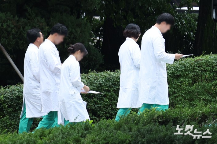지난해 2월 의과대학 증원 정책에 반발해 병원을 떠났던 전공의들이 수련병원에 복귀한 1일 서울 시내의 한 대학병원에 의료진들이 이동하고 있다.