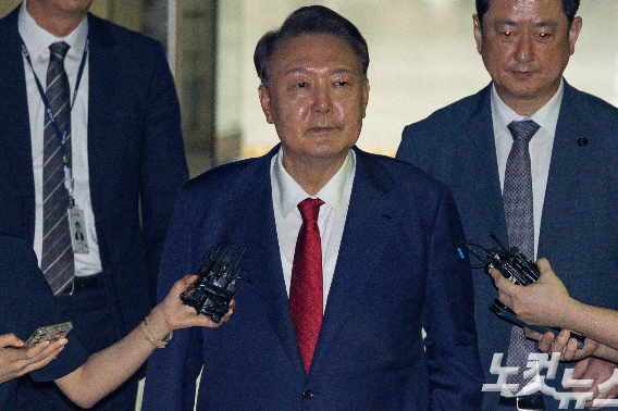 "윤석열, 속옷차림으로 체포 거부…마치 조선시대 왕 같아"