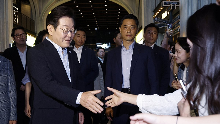 지난달 17일 광복 80주년을 기념해 서울 용산CGV에서 영화 '독립군:끝나지 않은 전쟁' 관람 전 시민들과 인사하는 이재명 대통령. 연합뉴스