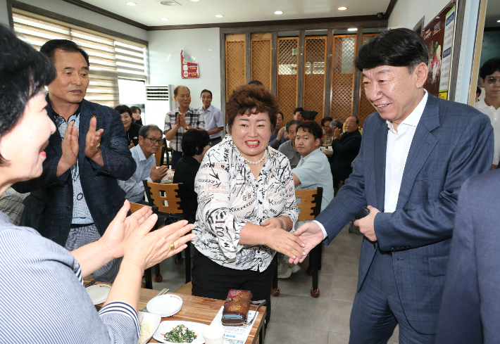 우범기 전주시장이 1일 완주전주통합추진위원회와의 오찬간담회에 앞서 위원들과 악수하고 있다. 전주시 제공