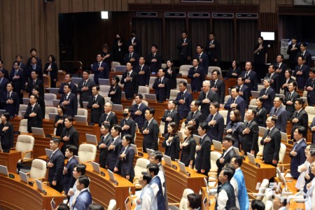 1일 서울 여의도 국회에서 열린 제429회 국회(정기회) 개회식에서 검은 정장과 근조리본을 착용한 국민의힘 의원들이 국민의례를 하고 있다.