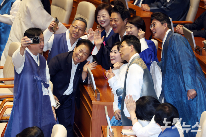 1일 서울 여의도 국회에서 열린 제429회 국회(정기회) 개회식에 한복을 입고 참석한 더불어민주당 의원들이 기념촬영을 하고 있다. 윤창원 기자